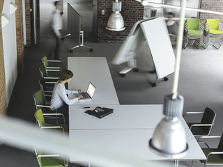 Beteiligen und aktivieren – das ist die Grundidee der dynamischen Konferenzwerkstatt mit mobilen, faltbaren Tischen, die für die unterschiedlichen Phasen der Innovations- und Changeprozesse von den Teilnehmern selbst konfiguriert werden.&nbsp;
