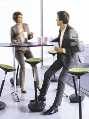 <p>Besprechungen im Stehen oder „Steh-Sitzen“ bringen Abwechslung in den Sitz-Alltag.</p> - © Wilkhahn