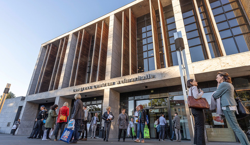 Teilnehmerinnen und Teilnehmer vor der Weimarhalle, dem Veranstaltungsort des diesjährigen Betriebsärzte-Kongresses des VDBW