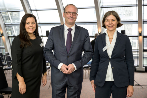 v.l. Senatorin für Justiz und Verbraucherschutz, Anna Gallina, Prof. Dr. Volker Harth und Dekanin Prof. Dr. Blanche Schwappach-Pignataro