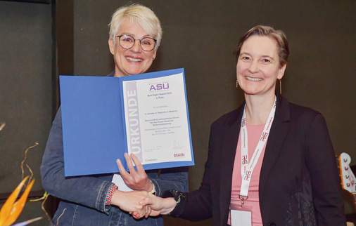 Den  2. Platz  sicherte sich das  Autorenteam Schröder, Stegmann, Wegewitz,  ebenfalls von der BAuA, für ihre Arbeit „Return to Work nach psychischen Krisen: Das Vier-Phasen-Modell der Wiedereingliederung“. - © Foto: DGAUM / Scheele
