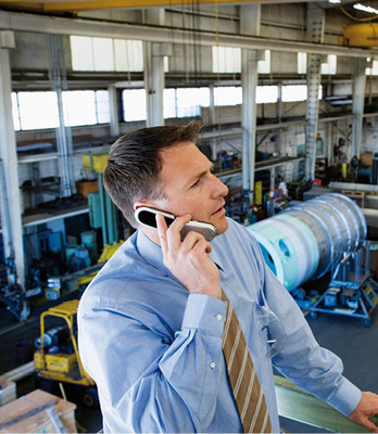 
Kommunikationsstörungen sind lästig; z. B. wenn an lauten Arbeitsplätzen in telefonisch geführten Gesprächen immer wieder nachgefragt und Informationen wiederholt werden müssen
