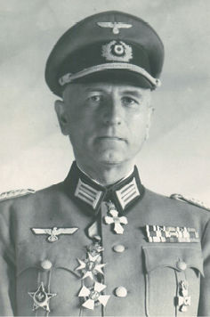 
 Abb. 2: 
 Baader als beratender Internist im Rang eines Oberstabsarztes (Privatarchiv Frau Dr. Ingrid Möllhof-Mylius; Abdruck mit deren freundlicher Genehmigung)
