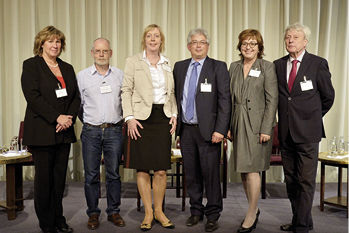 <p>
<span class="GVSpitzmarke"> Abb. 2: </span>
 Die Teilnehmer der Diskussionsrunde (von links): Sabine Reiter, Albrecht von Schrader-Beielstein, Ulrike Elsner, Roger Jaeckel, Ulrike Hein-Rusinek, Sieghart Dittmann (© GlaxoSmithKline)
</p>