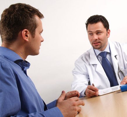 
Bei Suchtproblemen sollte der Bertriebsarzt als kompetenter Ansprechpartner zur Verfügung stehen
