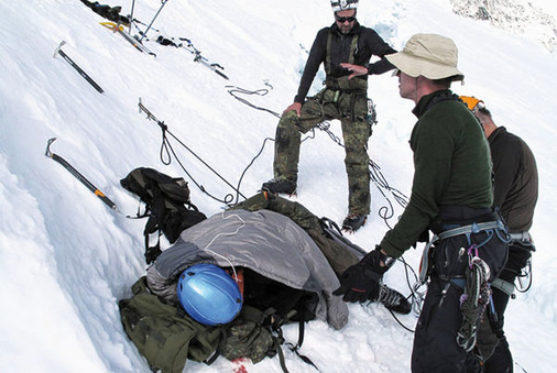 <p>
<span class="GVSpitzmarke"> Abb. 3: </span>
 Lagerung des Patienten auf dem Gletscher (Foto: M. Tannheimer)
</p>