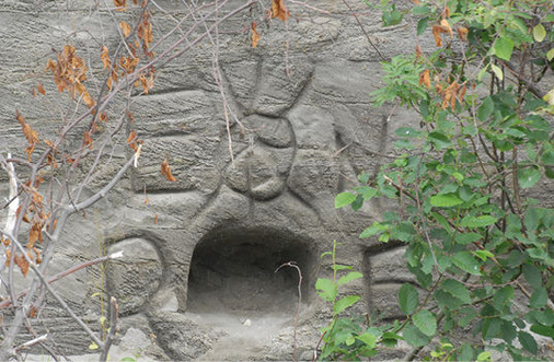 
 Abb. 2: 
 Trotz der offensichtlichen Gefahr dieser hohen Sandwand (Abb. 1) graben Strandbesucher regelmäßig metertiefe Löcher und Höhlen in die Wand (Foto: T. Küpper, 2013)


