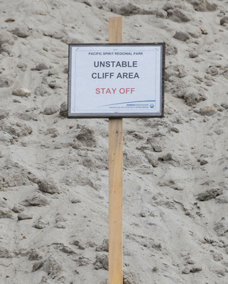 <p>
 Abb. 3: 
 Warnschilder unterhalb der Steilküste am „Wreck Beach“ – ihre Wirkung ist leider beschränkt (s. Abb. 1 und 2) (Foto: T. Küpper, 2013)
</p>
<p class="GVBildunterschriftEnglisch">
</p>
