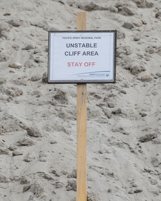 
 Abb. 3: 
 Warnschilder unterhalb der Steilküste am „Wreck Beach“ – ihre Wirkung ist leider beschränkt (s. Abb. 1 und 2) (Foto: T. Küpper, 2013)


