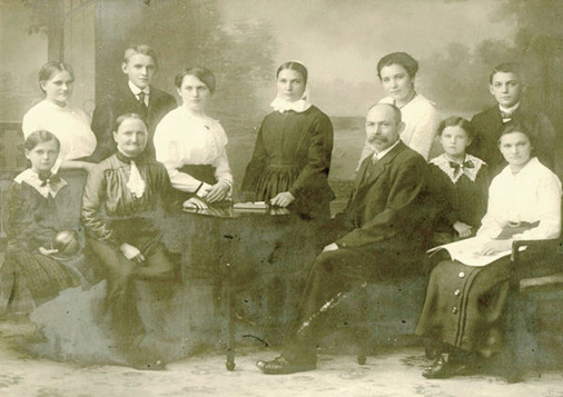 
Familienbild der Autorin aus dem Jahr 1916 mit der Diakonissin Anna, die in einer Tubekulose-Heilstätte gearbeitet hatte und wenige Jahre nach Aufnahme des Bildes an TBC verstarb
