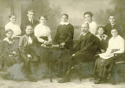 <p>
Familienbild der Autorin aus dem Jahr 1916 mit der Diakonissin Anna, die in einer Tubekulose-Heilstätte gearbeitet hatte und wenige Jahre nach Aufnahme des Bildes an TBC verstarb
</p>