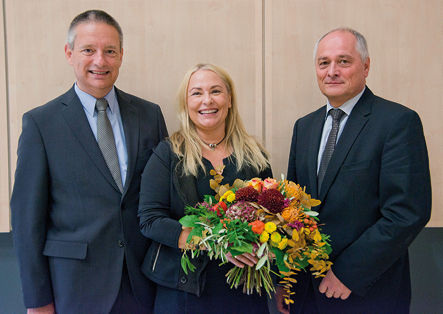 <p>
Prof. Dr. Stefan Lang, Frau Monika Mayer-Lang, Prof. Dr. Stephan Letzel (von links nach rechts) (Foto: Universitätsmedizin Mainz, Frau Barbara Hof-Barocke)
</p>