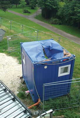 
 Abb. 2: 
 Vom Aufschlag beschädigtes Toilettenhäuschen, das den Sturz überlebbar gemacht hat
