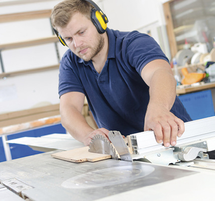 
Offenbarungspflicht dem Arbeitgeber gegenüber besteht bei beruflichen Tätigkeiten, bei denen das „alltägliche Gefahrenrisiko“ überschritten wird
