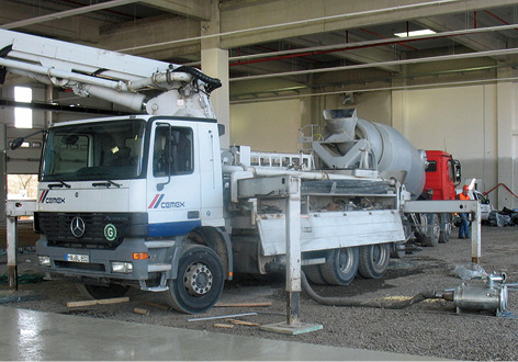 



 Abb. 4: 
 Betonpumpe in einer Halle mit Dieselpartikelfilter am Auspuff
