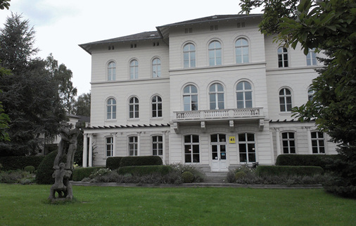 
 Abb. 1: 
 LVR Klinikum Düsseldorf Grafenberg, Direktionsgebäude (Foto: U. Hein-Rusinek)
