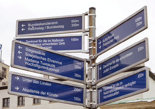 



Funktionelle Analphabeten können Schrift im Alltag nicht so gebrauchen, wie es im sozialen Kontext als selbstverständlich angesehen wird. Straßenschilder sind ein häufiges Problem
