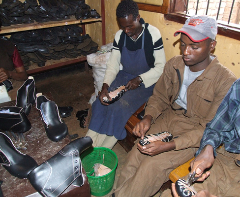 <p>
</p>

<p>
<span class="GVSpitzmarke"> Abb. 6: </span>
 Herstellung von Schuhen in der Mossy Foot Prevention and Treatment Association in Sodo, Wolaitta, Äthiopien
</p> - © © U. Schwarz

