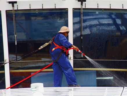 



 Abb. 2: 
 Reinigung der Brückenscheiben: nachführbare Absturzsicherung, Schutz vor UV-Strahlung durch Sonnenbrille und breitkrempigen Hut
