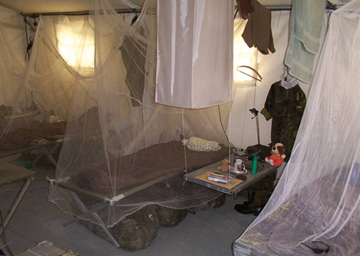 
 Abb. 4: 
 Das Unterkunftszelt bietet nur wenig Raum für Privatsphäre



