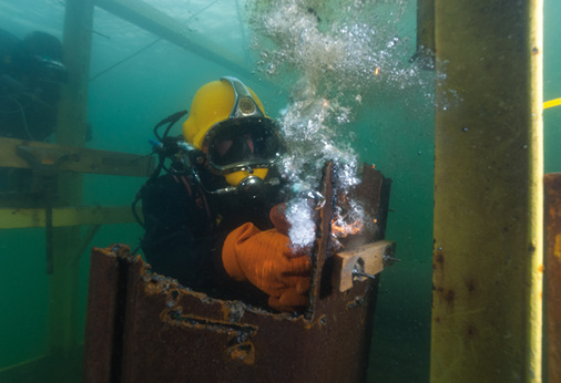 



 Abb. 4: 
 Die psychologischen Faktoren bei der Eignungsuntersuchung von Tauchern besser in den Fokus zu rücken, wurde schon vor drei Jahrzehnten angemahnt. Sie bedürfen einer ausführlichen psychosozialen Anamnese
