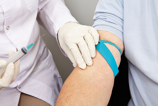 



 Abb. 5: 
 Bei Blutentnahmen liegt ein Eingriff in das Recht auf körperliche Unversehrtheit (Art. 2 Abs. 2 Satz 1 GG) vor, den eine Person vom Grundsatz her zu dulden nicht verpflichtet ist
