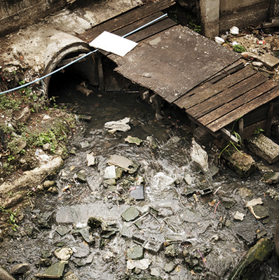 <p>
</p>

<p>
In einigen Ländern wurden Polioviren im Abwasser nach-gewiesen (auch ohne aufgetretene Erkrankungsfälle)
</p> - © © duron123/Thinkstock

