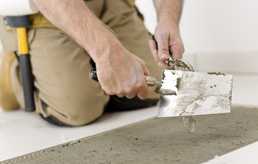 



Fliesen- und Parkettleger gehören zu den Berufsgruppen mit hoher Kniebelastung
