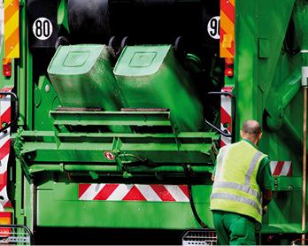 



Der Mülllader belastet seine Kniegelenke stark
