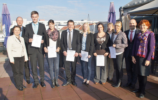 
v.l.n.r: Prof. Dr. Irina Böckelmann (Uni Magdeburg, Leitungsgremium des Forums und diesjährige Ausrichterin des FAP), Dr. André Klußmann (Institut ASER e.V. Wuppertal, Leitungsgremium des FAP), Florian Finè (Uni Siegen, 1. Preis Vortag), Corinne Nicoletti (ETH Zürich, 3. Preis Vortrag), Christoph Mühlemeyer (Institut ASER e.V., Wuppertal, 2. Preis Vortrag), Hannah Bürger (IFADO, Dortmund, 3. Preis Poster), Yvonne Tomaschewski (TU Dresden, 1. Preis Poster), Dr. Sabine Darius (Uni Magde-burg, Organisatorin des FAP), Corinna Wernecke (Uni Magdeburg, 1. Preis Poster), Dr. Axel Lorenz (Praxis Lorenz, Brettin und Ausrichter des FAP) sowie Heinke Reuter (Repräsentantin der Winkler-Stiftung)
