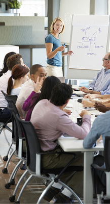 



Durch Qualifizierungsmaßnahmen werden den Mitarbeitern Veränderungen im Unternehmen erklärt
