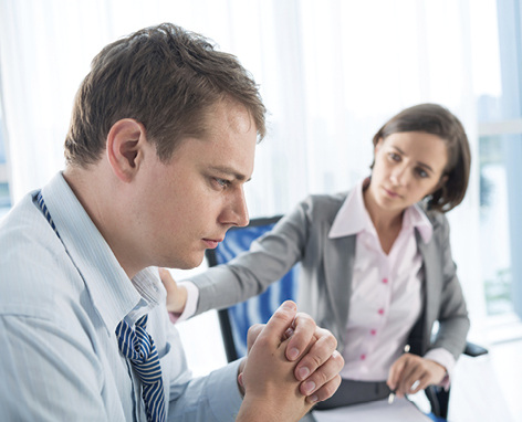 



Oft reichen die kollegiale Nähe und ein offenes Ohr sowie ein Signal der Unterstützungsbereitschaft, um dem Mitarbeiter die Last zu erleichtern
