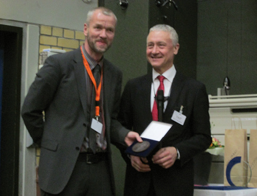 <p>
Verleihung der Joseph-Rutenfranz-Medaille an Prof. Dr. rer. nat. Christoph van Thriel durch Prof. Dr. med. Hans Drexler
</p>