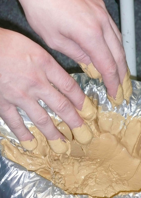 
 Abb. 3: 
 Nachstellung der Isocyanatbelastung von Parkettlegern im Selbstversuch: Benetzen der Fingerkuppen mit Polyurethan-Klebstoff



