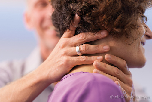 
Die Halsmuskeln können sich sanft entspannen, woraufhin wird der ganze Körper gelassener dem Alltag gegenübertritt
