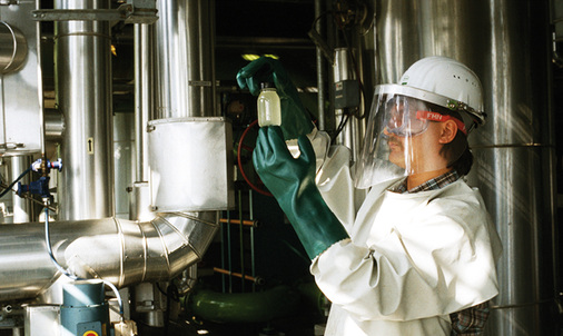 <p>
</p>

<p>
Zertifizierte Schutzkleidung ist beim Umgang mit Chemikalien unabdingbar
</p> - ©  BGRCI

