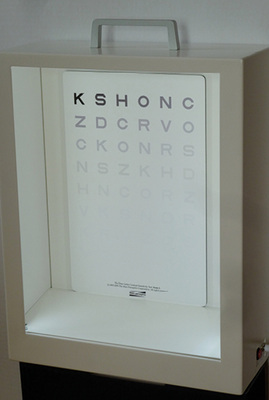 
 Abb. 3: 
 LUVISmini mit dem „MARS Letter Contrast Sensitivity Test“
