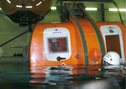 



 Abb. 2: 
 Das HUET-Training ist eine wichtige Voraussetzung für die Arbeit auf Offshore-Plattformen
