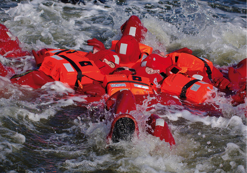 



 Abb. 3: 
 Das Sicherheitstraining vermittelt Methoden zur Selbstrettung nach Notwasserungen
