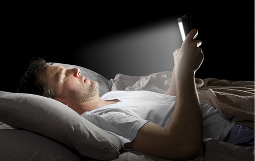<p>
</p>

<p>
Schlafhygiene beinhaltet u. a., Lichtquellen (z. B. von Smartphones oder Tablets) im Bett zu vermeiden
</p> - ©  innovatedcaptures/Thinkstock

