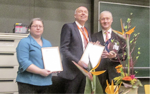 <p>
Dr. Martin Kayser und seine Stellvertreterin Frau Annika Wörsdörfer nehmen den Innovationspreis 2016 entgegen
</p>