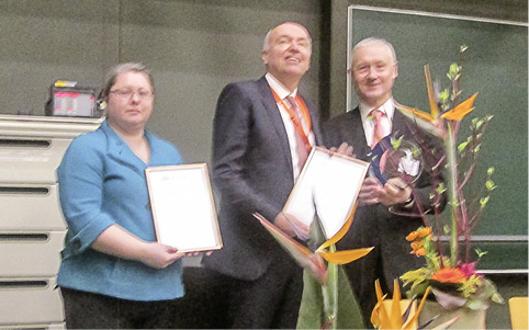 
Dr. Martin Kayser und seine Stellvertreterin Frau Annika Wörsdörfer nehmen den Innovationspreis 2016 entgegen
