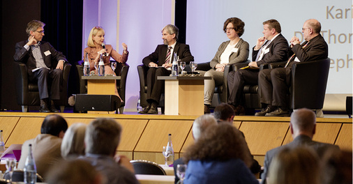 <p>
In der Forumsdiskussion zum Thema „Praktische Umsetzung des Präventionsgesetzes im betrieblichen Alltag“ debattierten v.l.n.r.: Dr. Stephan Schlosser (VDBW), Karin Maag (MdB), Dr. Hanns Wildgans (Moderation), Sonja König (DGB), Dr. Thorsten Pilgrim (IHK) und Franz Knieps (BKK Dachverband)
</p>