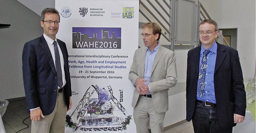 
Prof. Dr. rer. pol. Lambert T. Koch, Rektor und Wirtschaftswissenschaftler der Bergischen Universität Wuppertal, Prof. Dr. med. Hans Martin Hasselhorn und Dr. med. Jean Baptist du Prel, beide vom Lehrstuhl für Arbeitswissenschaft BUW (von links nach rechts)
