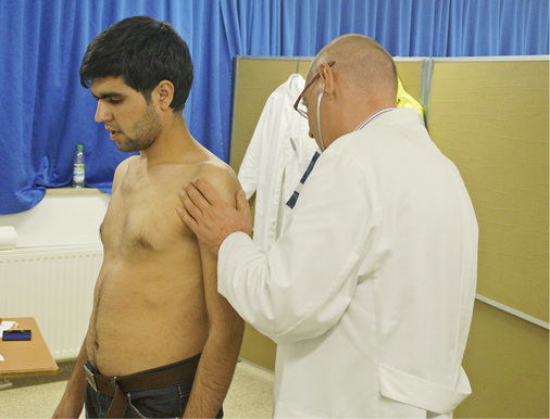 
 Abb. 3: 
 Ärztliche Untersuchung im Rahmen des Medical Short Screening (MSS)
