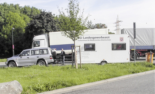 <p>
Arbeitsschutzanhänger des Landesgewerbearztes Hessen auf einer Autobahnraststätte (eigene Aufnahme)
</p>