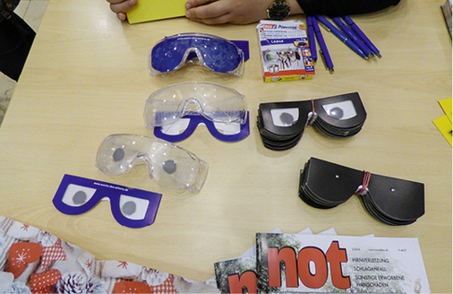 
Verschiedene Augenkrankheiten werden – mit dafür angefertigten Brillen – simuliert



