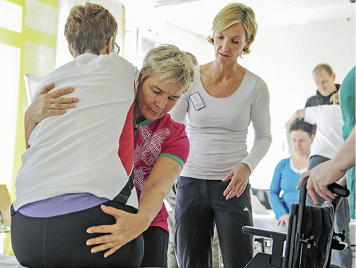 
Alle neuen Mitarbeiter/-innen in der Pflege erhalten im BGKH die Möglichkeit an einem dreitägigen Ergonomietraining teilzunehmen. Hier lernen sie rückengerecht und entlastend zu arbeiten und Hilfsmittel richtig einzusetzen
