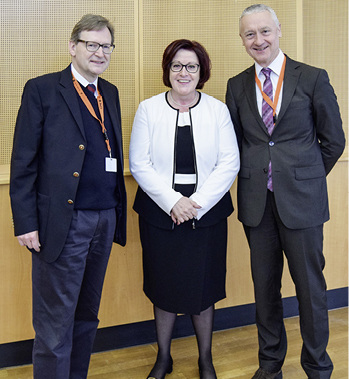 
Wie in München 2016 war die Parlamentarische Staatssekretärin im BMG, Ingrid Fischbach (m.), auch in Hamburg 2017 zu Gast und sprach über die Erwartungen der Politik zur Umsetzung des Präventionsgesetzes. Aus ihrem Munde nahmen Präsident (re.) und Hauptgeschäftsführer (li.) sehr gerne das Lob über das Engagement der DGAUM in diesem für die Arbeitsmedizin wichtigen Politikfeld mit auf den weiteren Weg
