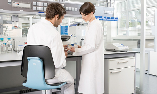 
Eine Kernkompetenz von Bimos ist die Entwicklung hochwertiger, innovativer Stühle für die Arbeit im Labor. Der neue Laborstuhl Labsit überzeugt mit frischem Look, Qualität und Langlebigkeit
